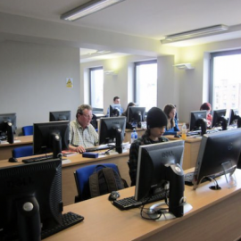 Sala de computadores IBAT College